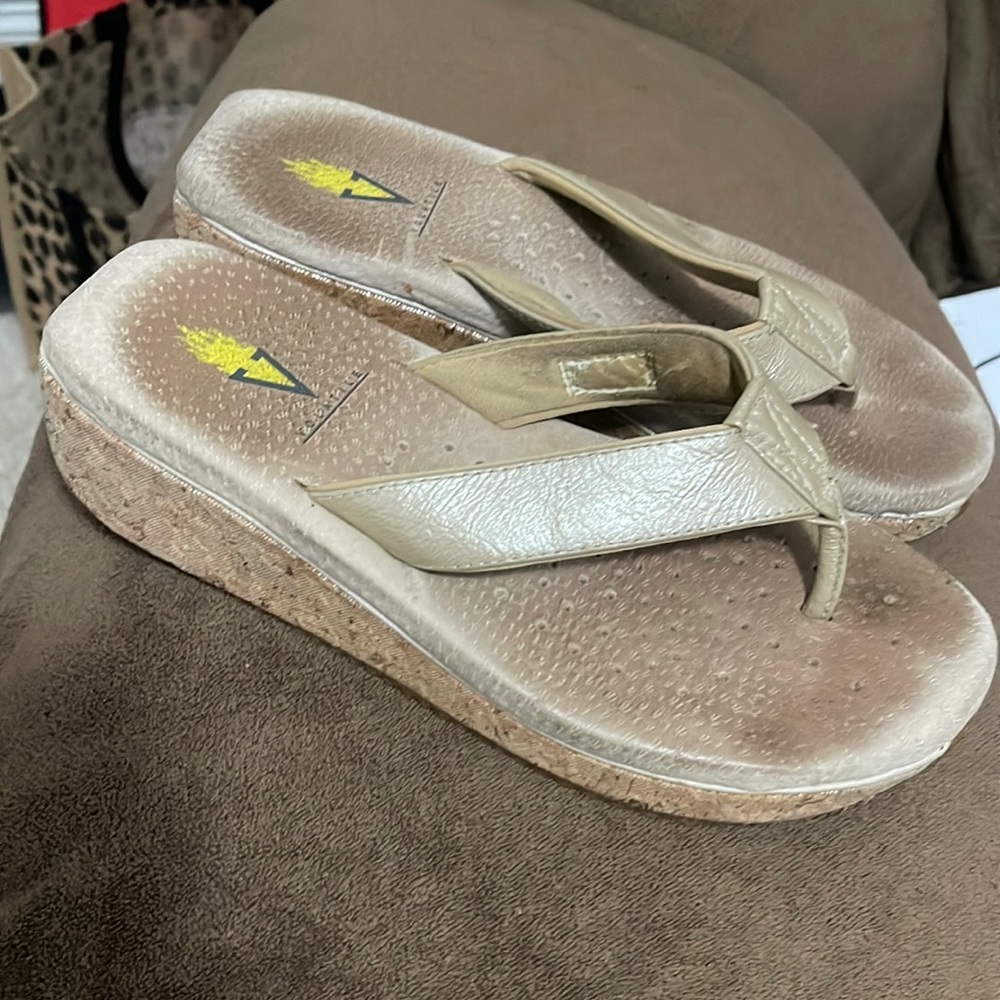 Volatile flip flops